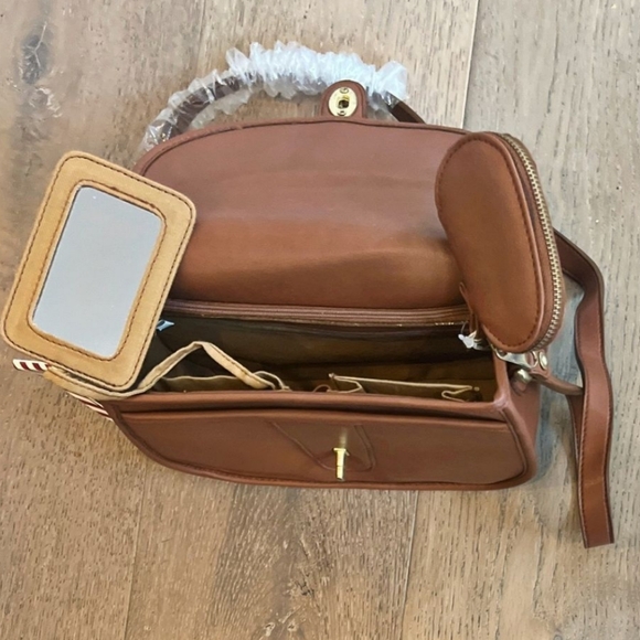 🔥 Medium Crossbody Purse Black and Tan available - Picture 4 of 5